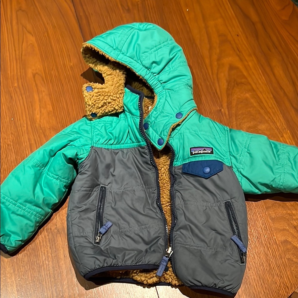 Patagonia - Kids' Jacket in Green and Gray - fully reversible